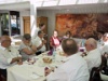 Mittagessen im Bohrerhof Feldkirch  -  Richi spricht das Tischgebet